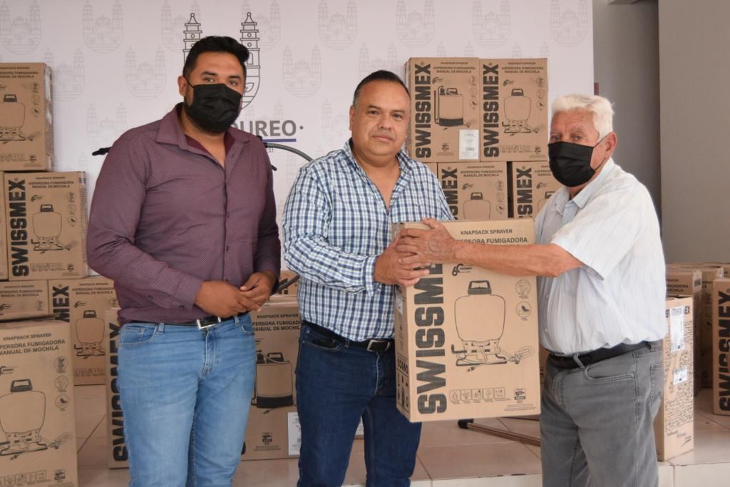 Gobierno de Ecuandureo apoya la agricultura, Jesús Infante realizó la entrega de más de 70 aspersoras a productores ecuandurenses.