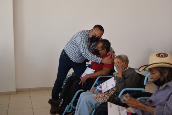 DIF Ecuandureo realizó entrega de sillas de ruedas de forma gratuita para adultos mayores y personas con discapacidad