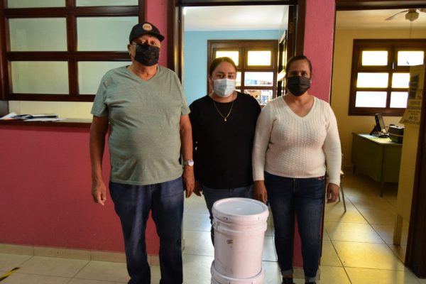 Gobierno de Ecuandureo realizó entrega de pintura acrílica como parte del programa “Juntos por una vivienda digna”.