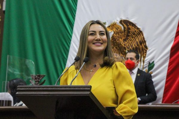 Moni Valdez invita a proponer galardonados para la Medalla Michoacán al Mérito Docente