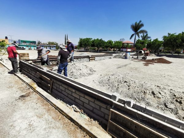Avanza construcción de cancha de usos múltiples en Chaparaco