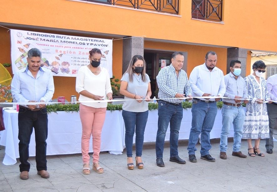Dr. Jesús Infante Ayala, Presidente Municipal de Ecuandureo, recibió el Librobús en la cabecera municipal.