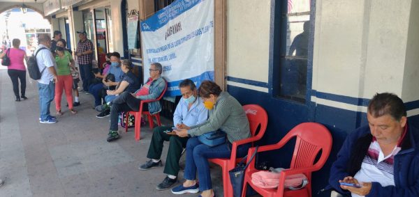 En Jacona, bloquean oficinas de rentas los sindicalizados del Colegio de Bachilleres