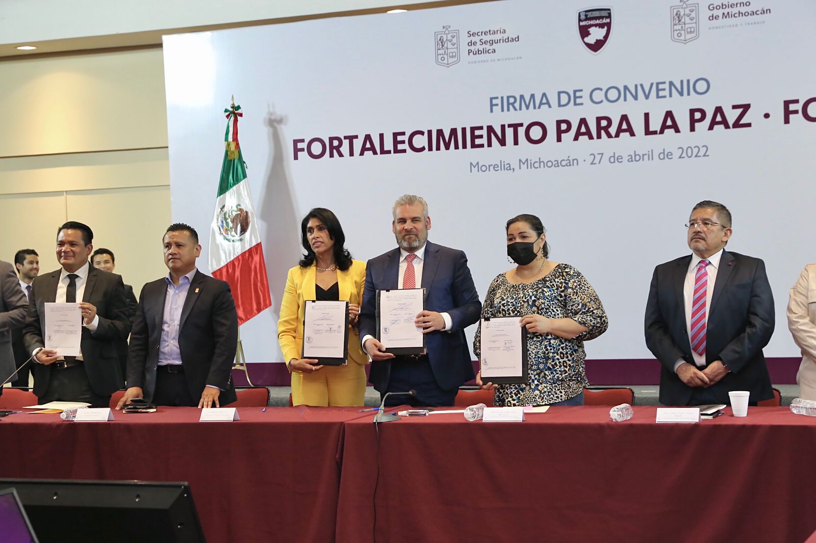 Bedolla firma convenio con 19 municipios que se suman al Fortapaz