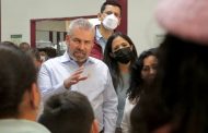 Gobernador de Michoacán visita a desplazados por la violencia en albergues de Tijuana