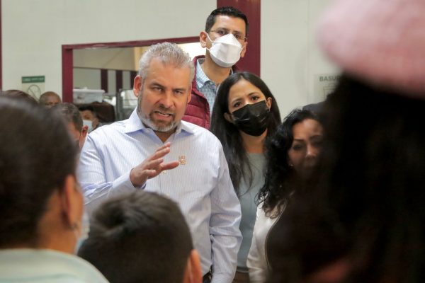 Gobernador de Michoacán visita a desplazados por la violencia en albergues de Tijuana