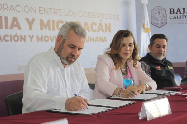 Gobiernos de Michoacán y BC firman convenio de apoyo a desplazados y migrantes