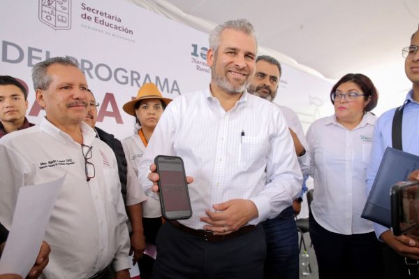*Arranca Bedolla programa para llevar internet a escuelas de Michoacán*