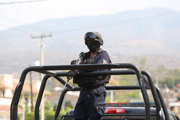 *Tras agresión a personal policial, SSP asegura a uno en posesión de automóvil con reporte de robo, en Zamora*