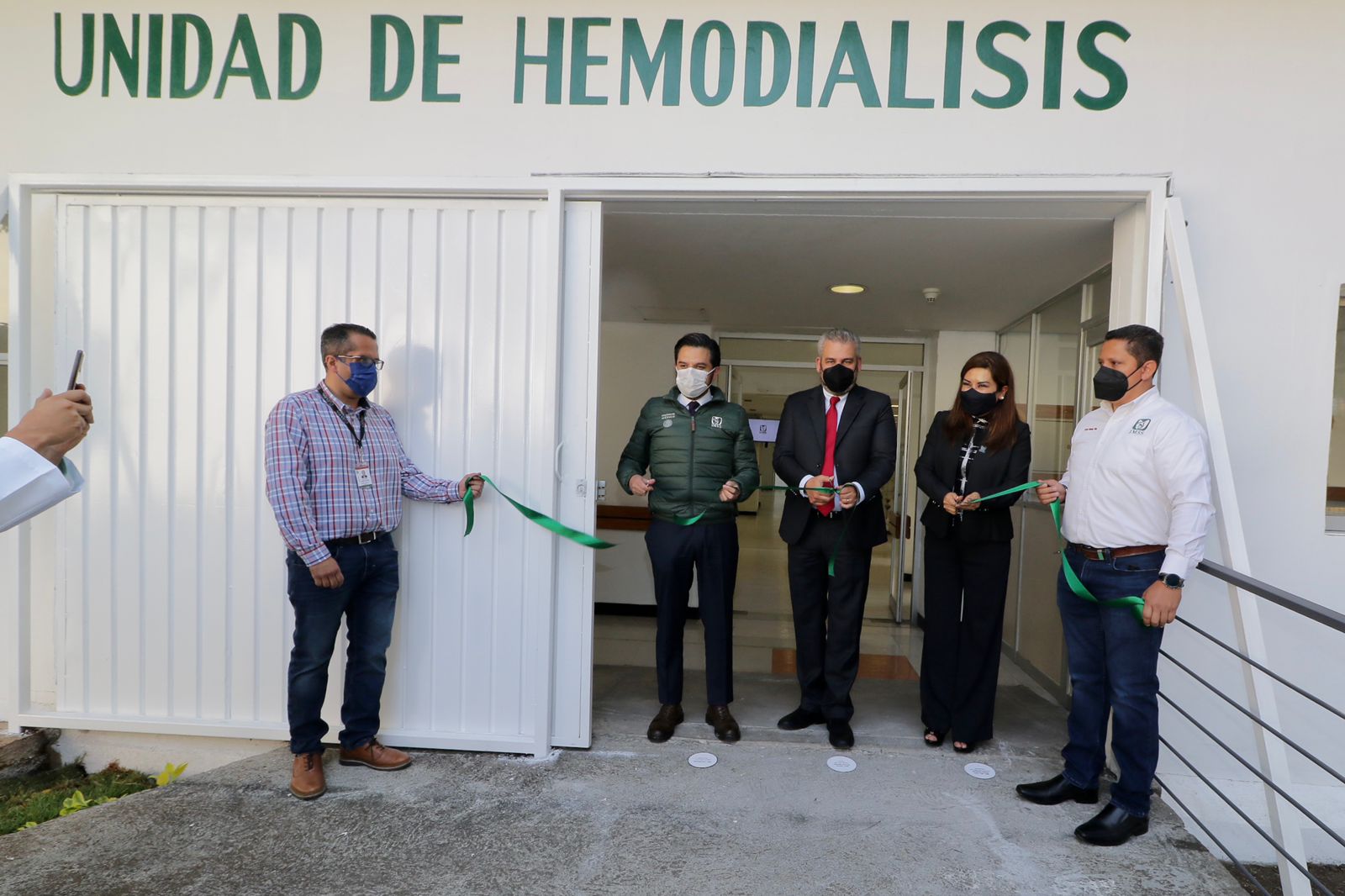 *Inauguran Bedolla y Zoé Robledo Centro de Hemodiálisis en Morelia*