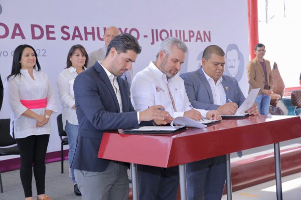 Bedolla firma convenio para el desarrollo de zona conurbada en Sahuayo-Jiquilpan
