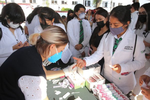 Llegada de 500 médicos cubanos a México, divide opinión de doctores michoacanos