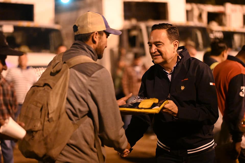 Presidente Carlos Soto entrega impermeables a personal de servicios públicos