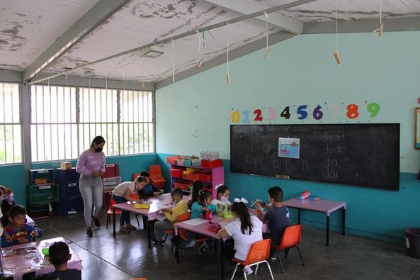 Mejoran condición de escuela en comunidad de Atecucario