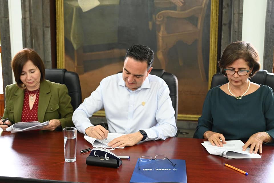 Presidente Carlos Soto respaldará incubación de empresas de UNIVA con firma de convenio