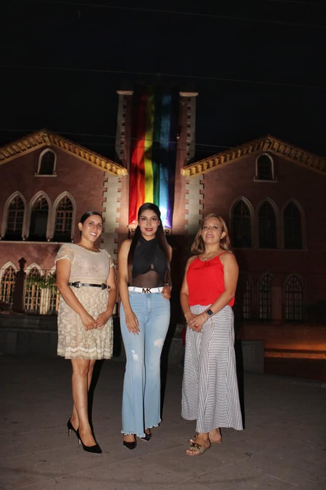 Colocan bandera e iluminan el palacio municipal de Jacona en alusión al respeto a la comunidad LGTBQ+
