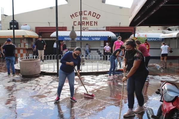 Realizan limpieza general del mercado El Carmen