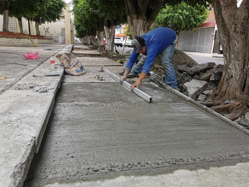 Obras Públicas reconstruye banqueta oriente de calle Niños Héroes, de Virrey de Almanza a Benito Díaz de Gamarra