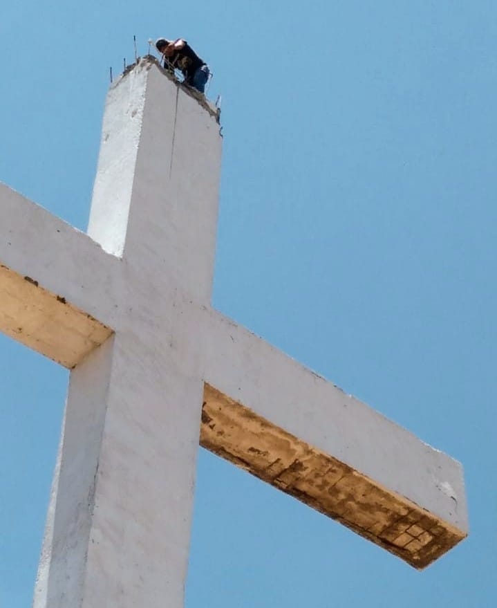 Ciudadanos colaboran y ayudan en reconstrucción de la cruz de La Beata