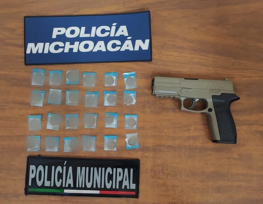 En Blindaje Zamora, SSP y Policía Municipal detienen a dos en posesión de droga, réplica de arma de fuego y motocicleta