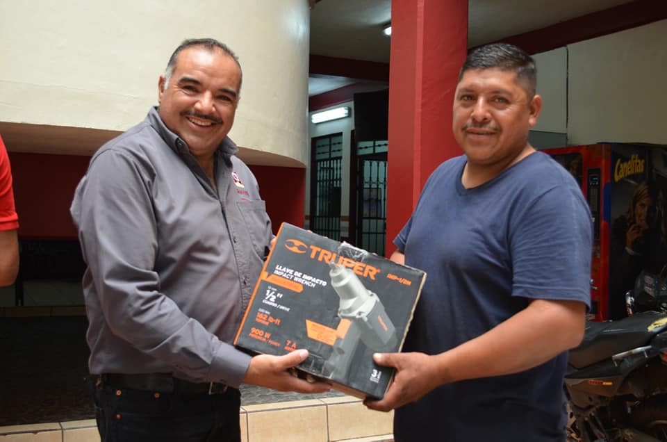 Alcalde de Jacona entregó herramientas al personal de servicio mecánico del ayuntamiento