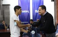 Presidente Carlos Soto premia con uniformes a alumnos del COLBACH Zamora