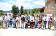 Miguel Ramos sigue cumpliendo en comunidades de Chilchota con más obras 
