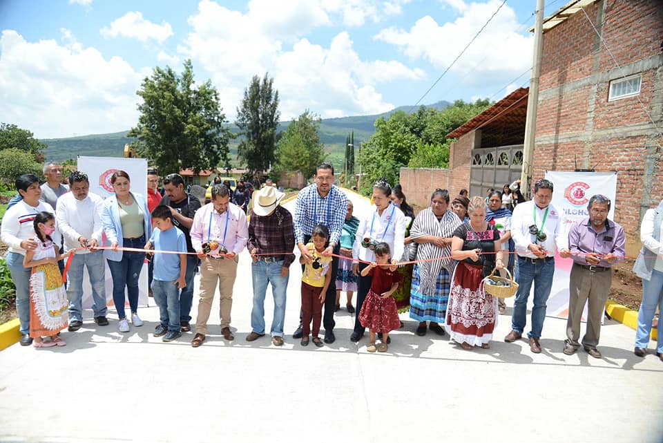 Miguel Ramos sigue cumpliendo en comunidades de Chilchota con más obras 
