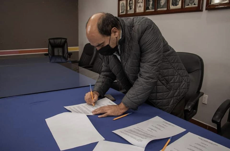 Dr David Melgoza Montañez firmó contrato a favor de la economía de las madres trabajadoras del municipio