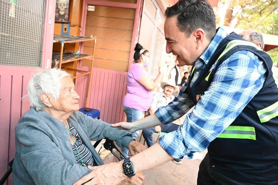 Presidente Carlos Soto atiende necesidades de colonia 20 de Noviembre