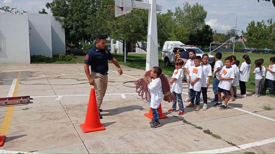 Instruyen a niños de curso de verano del DIF Zamora sobre protección civil
