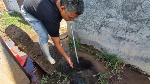 SAPAZ limpia líneas de distribución de agua potable en colonias