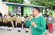 Carlos Soto visitó escuela “Wenceslao Victoria Soto” en Ario de Rayón