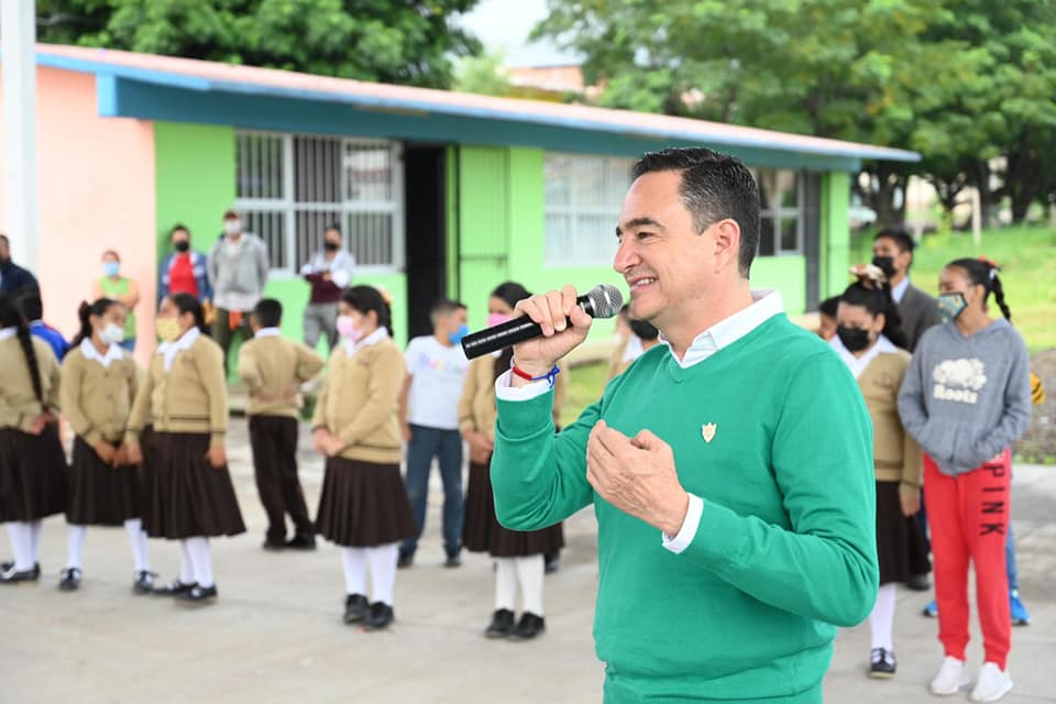 Carlos Soto visitó escuela “Wenceslao Victoria Soto” en Ario de Rayón