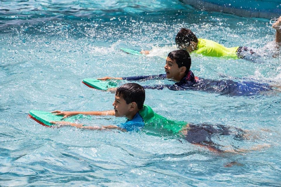 Se imparten clases de natación de forma gratuita en los cursos de verano