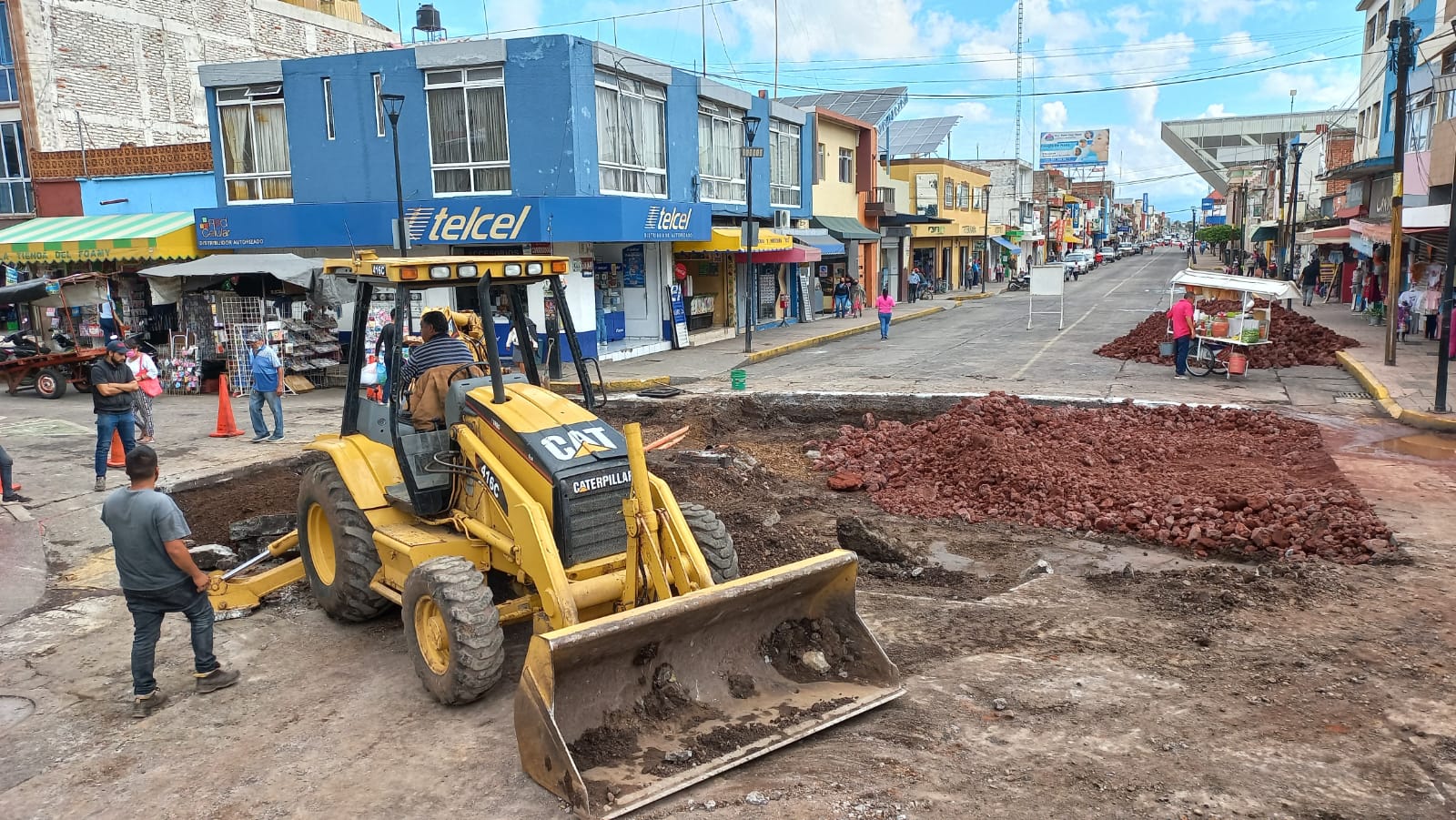 Comienzan trabajos de nivelación en el cruce de 5 de Mayo y Avenida Juárez