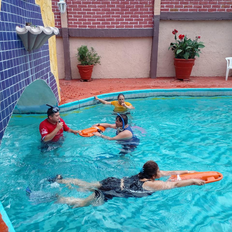 El gobierno municipal brinda capacitación sobre clases de natación para prevenir accidentes en el parque nacional Lago de Camécuaro
