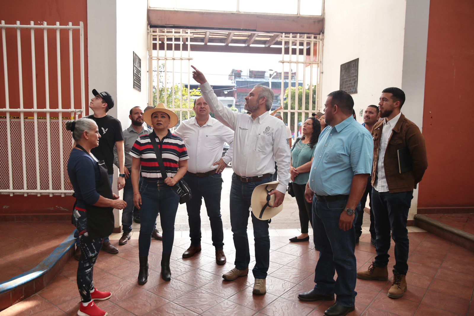 *Continúa Bedolla con evaluación de daños en Coalcomán por sismos en Michoacán*