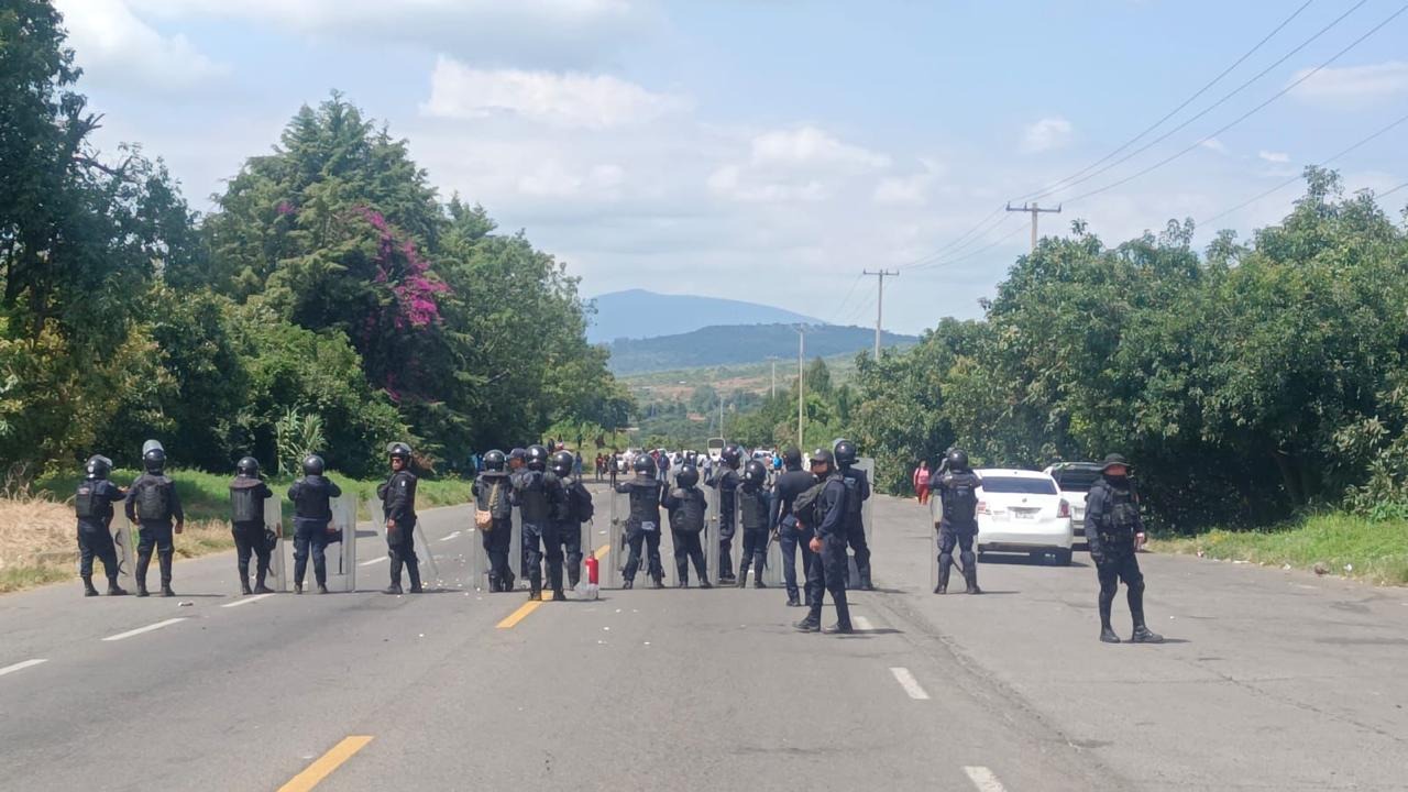 Productores y comerciantes de Canindo manifiestan su hartazgo por bloqueos carreteros en Carapan y Purépero