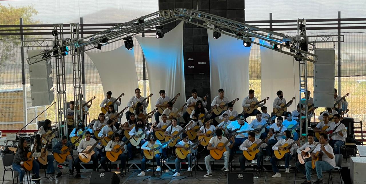 100 guitarras reunidas en Teatro Obrero para ofrecer concierto 