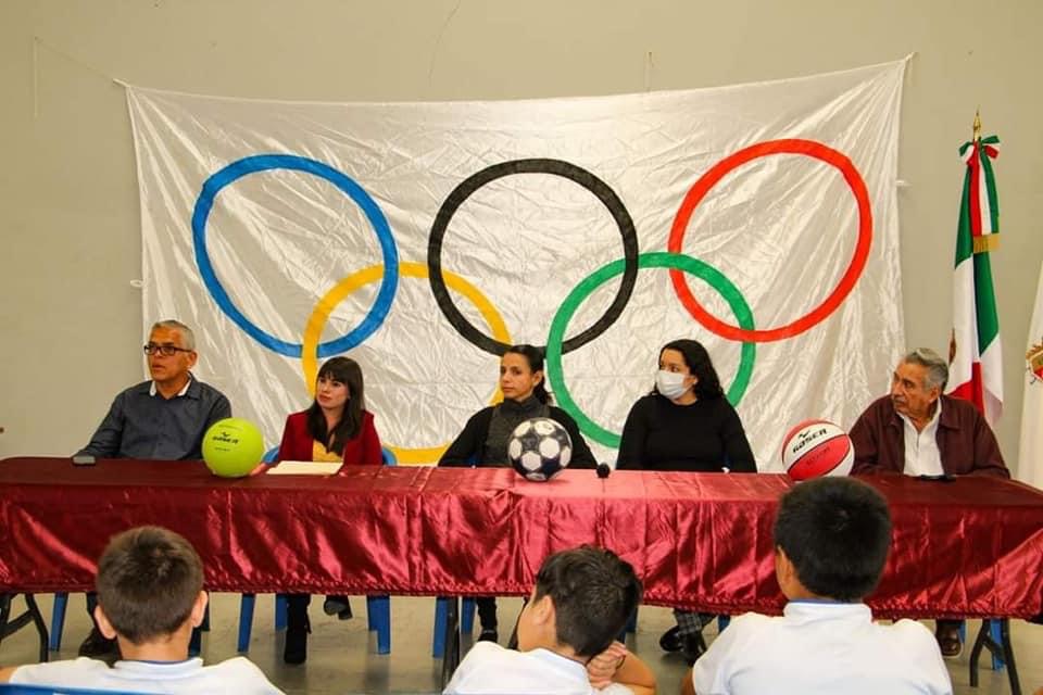 Entregan material deportivo a escuelas que participaron en mini olimpiadas de Tangancícuaro