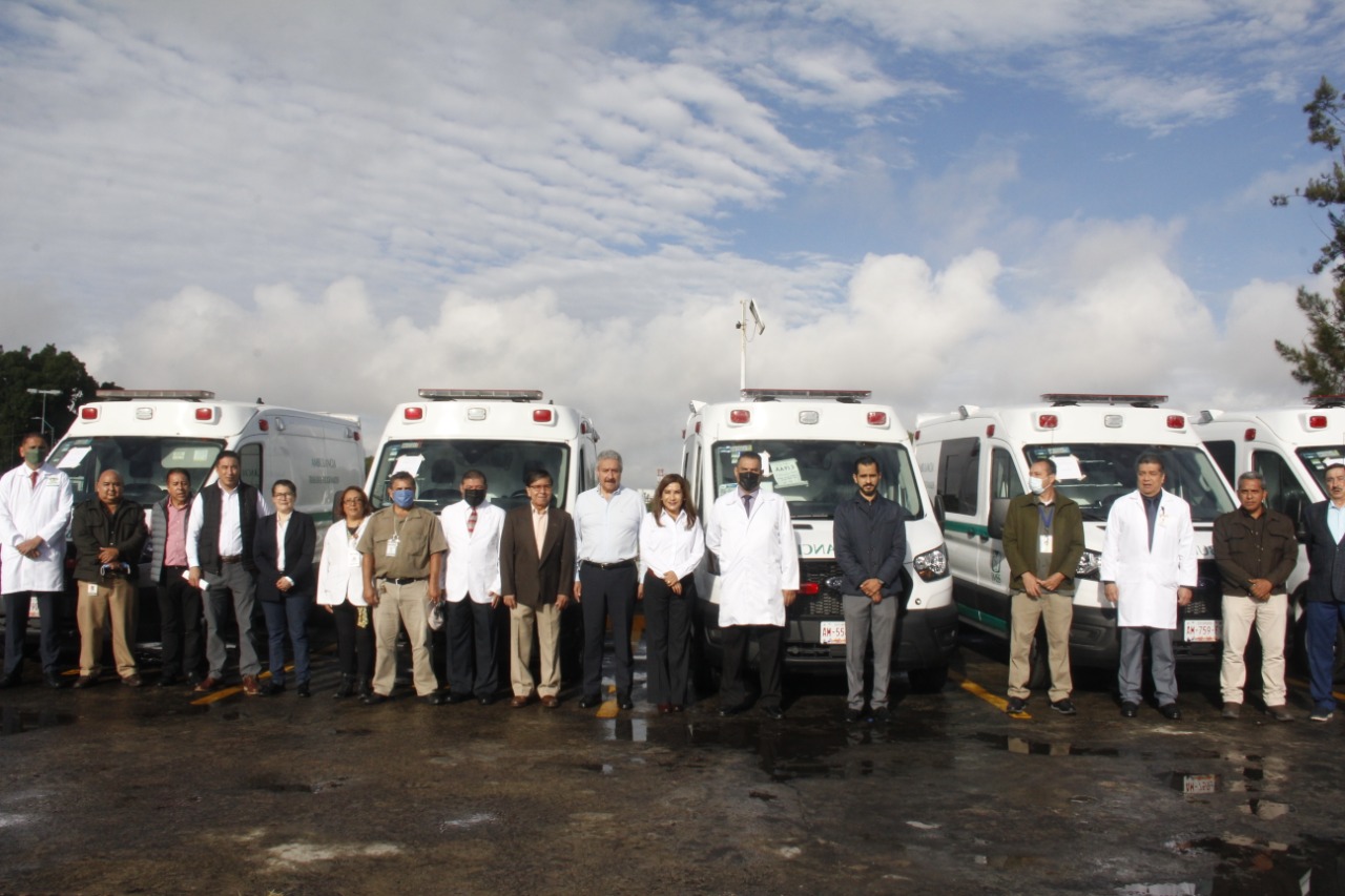 Entrega IMSS Michoacán cinco nuevas ambulancias