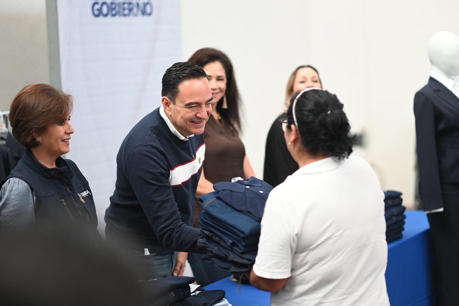 Carlos Soto entregó mil 200 uniformes a trabajadores municipales