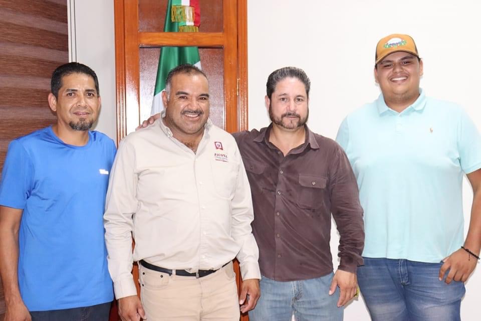 Taxistas agradecen a Isidoro Mosqueda su apoyo para mejorar instalaciones de la base de los autos de alquiler