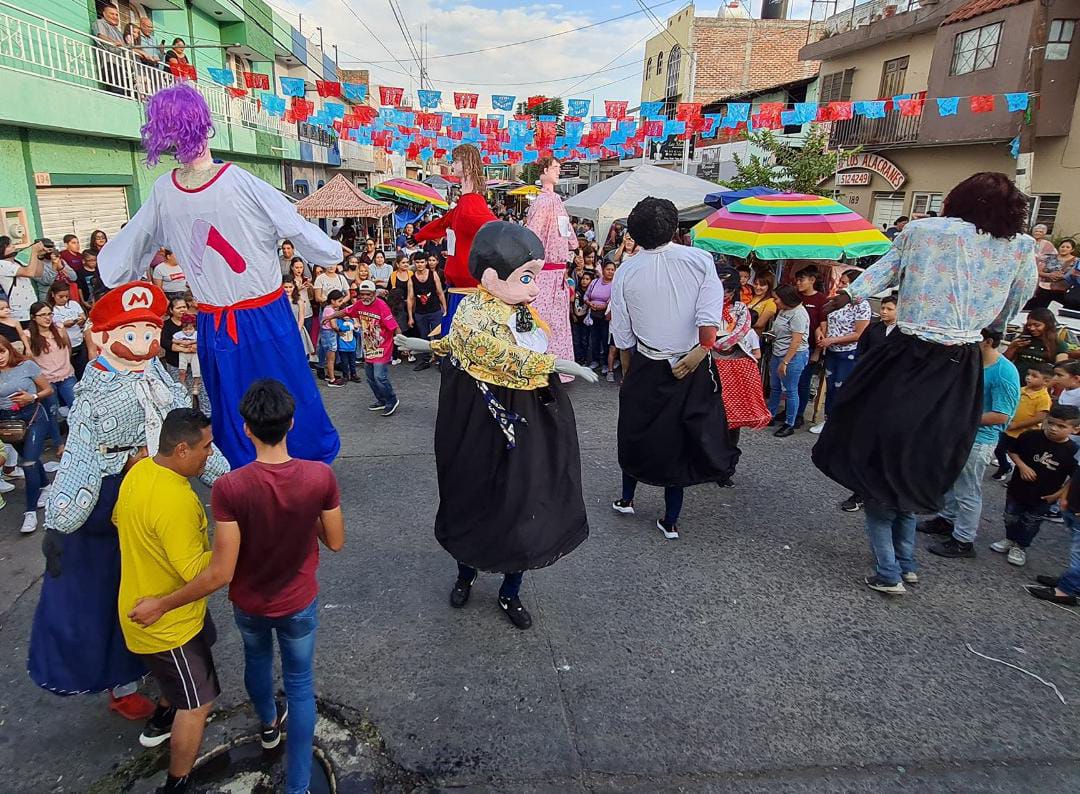 No pasó desapercibido el tradicional desfile de mojigangas para celebrar Día del Músico