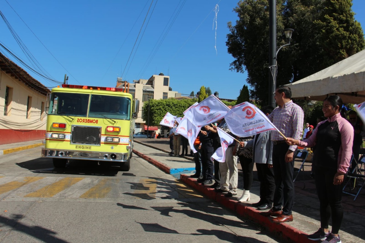 Presidente de Chilchota entrega camión de bomberos a Protección Civil