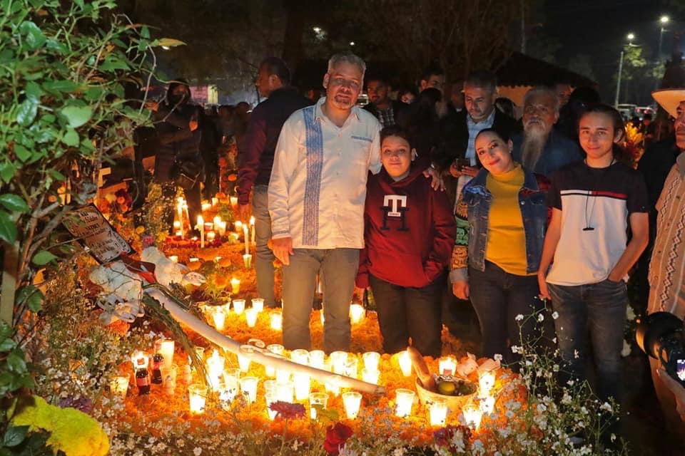 Gobernador de Michoacán acude al panteón de Tzurumútaro