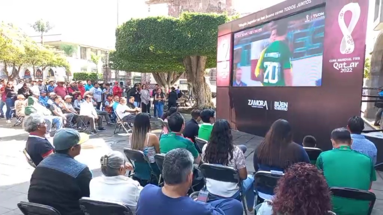Los zamoranos disfrutaron el partido México vs Polonia en la plaza principal