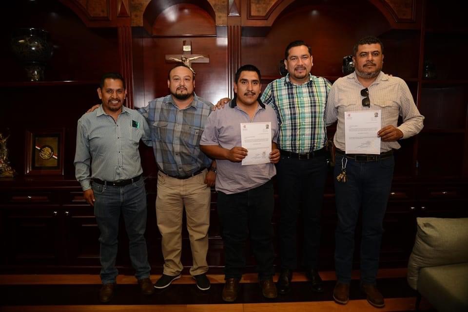 Miguel Ramos entrega nombramiento a nuevas autoridades de Tanaquillo