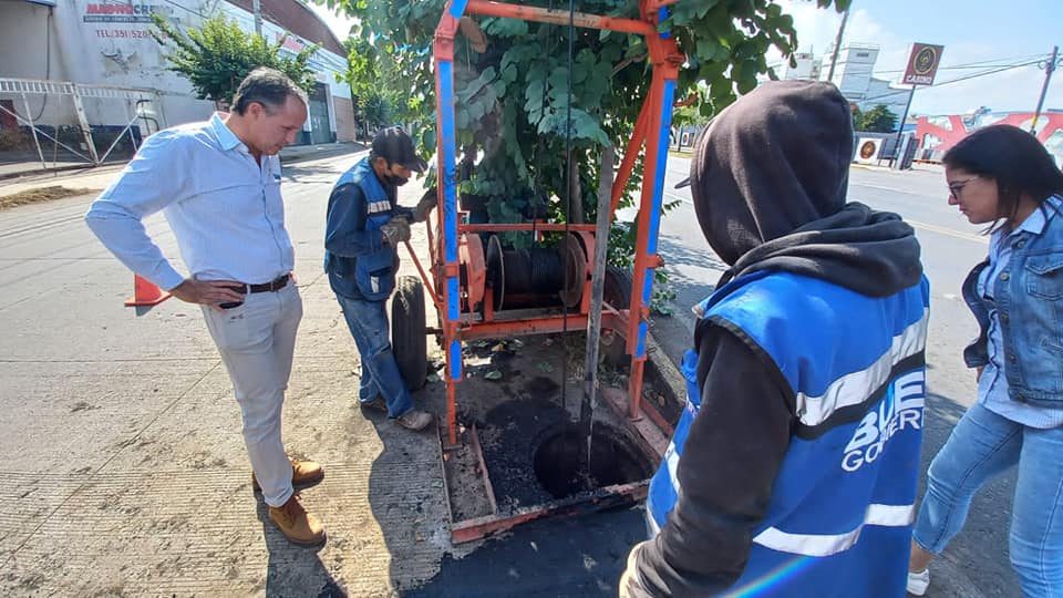SAPAZ realiza limpieza y desazolve de red de drenaje sanitario en calle Madero